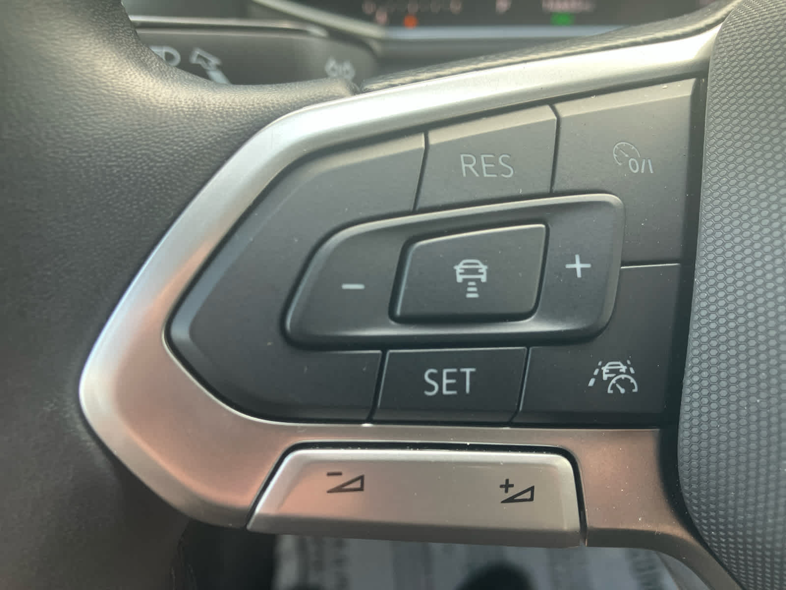 2025 Volkswagen Taos SE Black